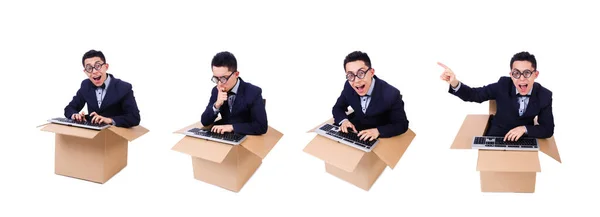 Смешной компьютерщик сидит в коробке — стоковое фото
