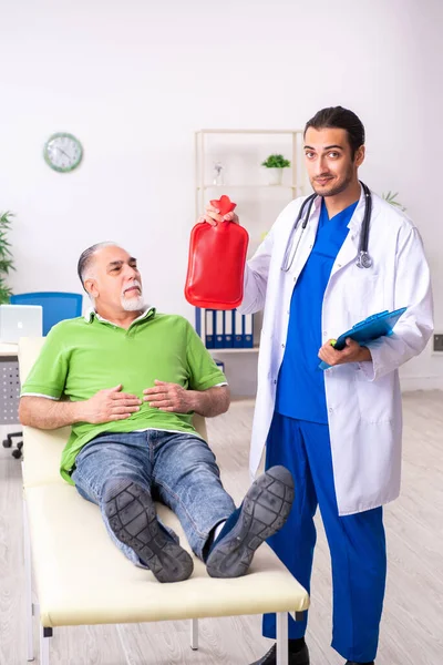 Gamle man besöker ung manlig läkare gastroenterolog — Stockfoto