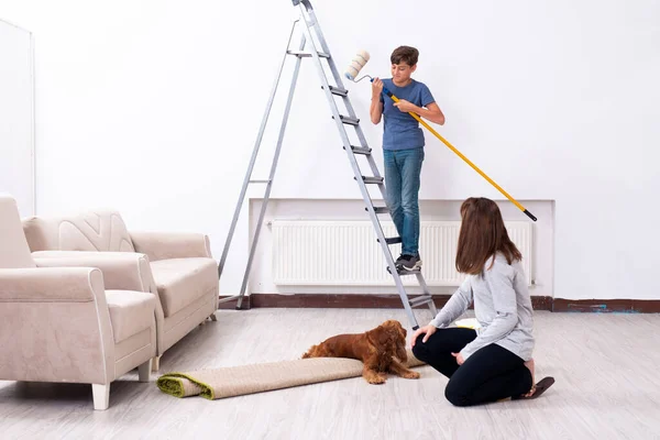 Jovem família fazendo renovação em casa — Fotografia de Stock