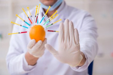 Erkek beslenme uzmanı gıda ürünlerini laboratuarda test ediyor.