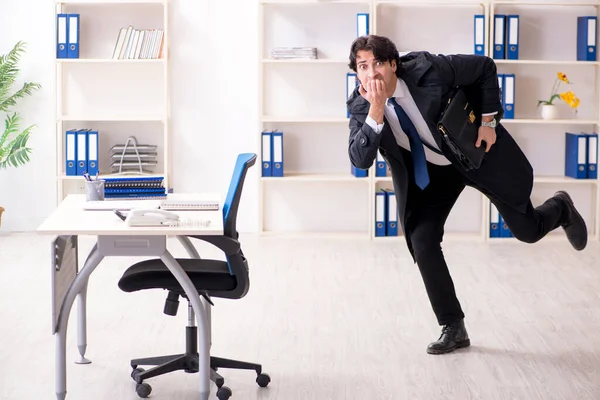 Joven empleado masculino en la oficina en concepto de gestión del tiempo — Foto de Stock