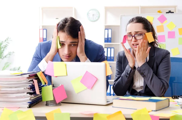 Two colleagues employees working in the office — Stock Photo, Image