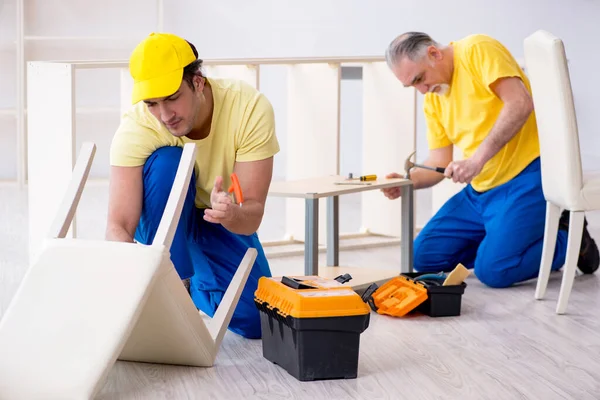 Dois empreiteiros carpinteiros que trabalham dentro de casa — Fotografia de Stock