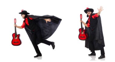 Karnaval ceketli, gitarlı, beyaz tenli genç adam.