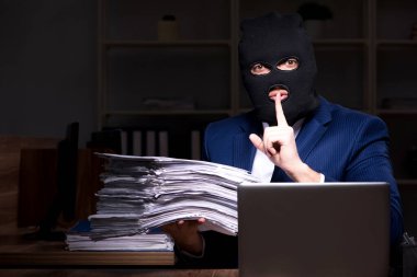 Erkek çalışan ofis gece bilgi çalmak