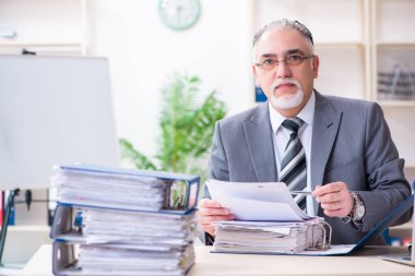 Yaşlanmış erkek çalışanlar aşırı işten memnun değil.