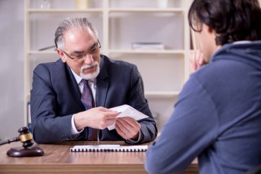 Yozlaşma konseptinde yaşlı bir erkek avukat