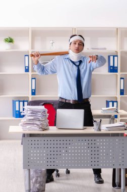 Ofiste çalışan erkek genç yaralı