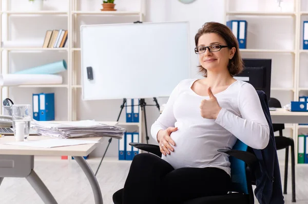 Vecchia donna incinta che lavora in ufficio — Foto Stock