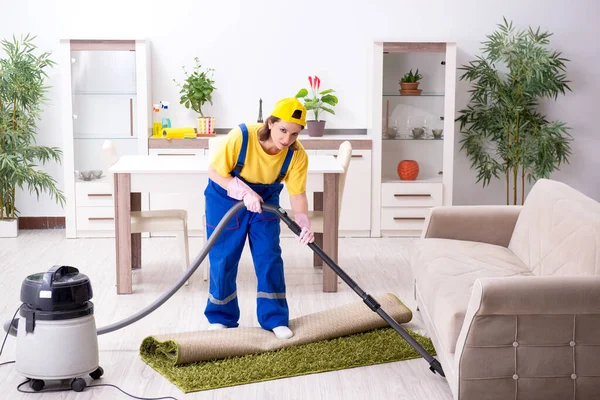 Viejo contratista haciendo tareas domésticas — Foto de Stock