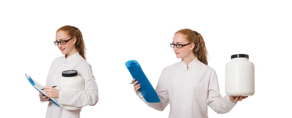 Mladá žena lékař drží sklenici bílkovin izolovaných na bílém — Stock fotografie