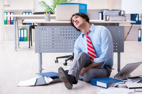 Jonge mannelijke werknemer ongelukkig met overmatig werk — Stockfoto