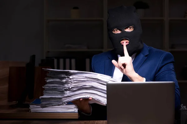 Männlicher Mitarbeiter stiehlt nachts im Büro Informationen — Stockfoto