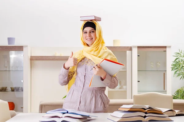 Étudiante en hijab se préparant aux examens — Photo