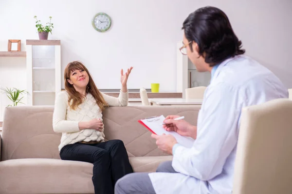 Молодая пациентка обсуждает с психологом личные — стоковое фото