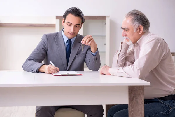 Mannelijke makelaar en mannelijke klant in het appartement — Stockfoto