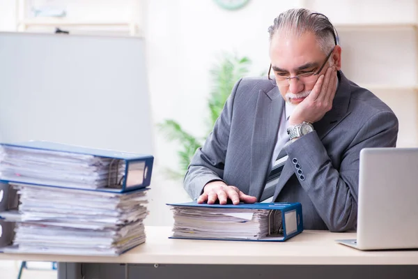 Homem idoso empregado infeliz com excesso de trabalho — Fotografia de Stock