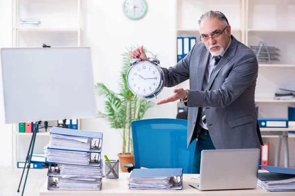 Hombre anciano empleado infeliz con el trabajo excesivo —  Fotos de Stock