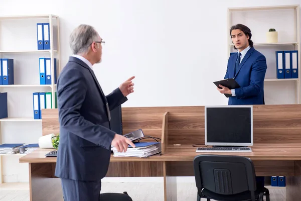 Deux experts criminologues travaillant dans le bureau — Photo