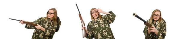 Menina de uniforme militar segurando a arma isolada no branco — Fotografia de Stock