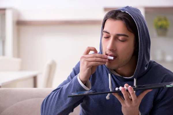 Jeune homme ayant des problèmes avec les narcotiques à la maison — Photo