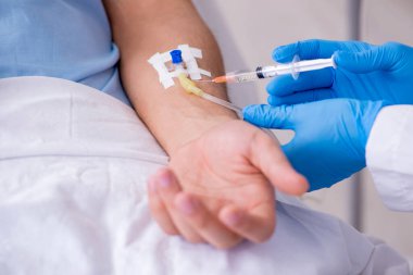 Kan nakli konseptinde erkek hasta.