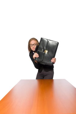 Uzun bir masada oturan kadın çalışan beyaza izole edilmiş.