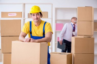 Profesyonel nakliyeciler evde yer değiştiriyor.