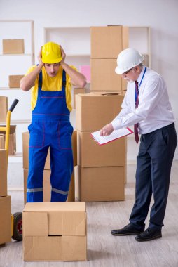 Profesyonel nakliyeciler evde yer değiştiriyor.