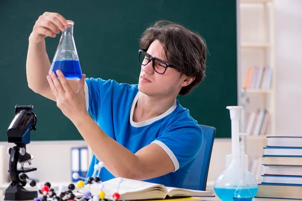 Mladý muž student ve třídě — Stock fotografie