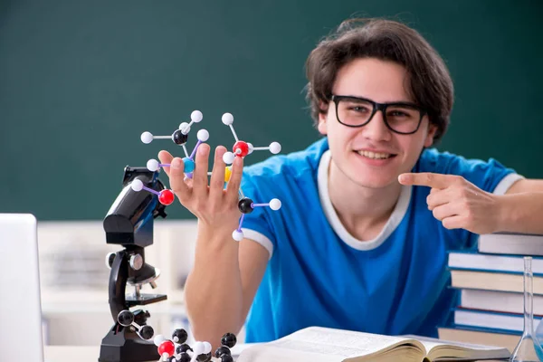 Jonge mannelijke student in de klas — Stockfoto