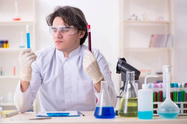 Jonge mannelijke biochemicus werkzaam in het lab — Stockfoto