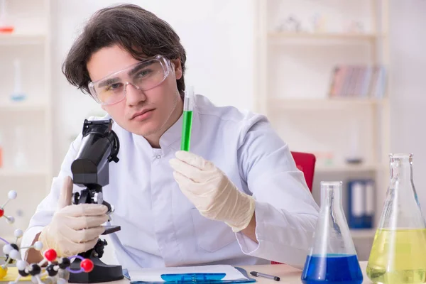 Jeune biochimiste masculin travaillant dans le laboratoire — Photo