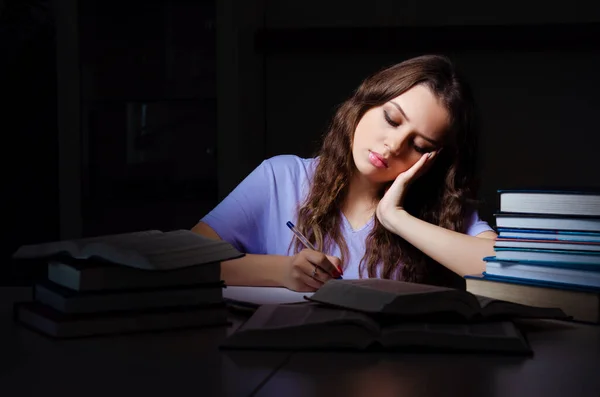 Junge Studentin bereitet sich spät zu Hause auf Prüfungen vor — Stockfoto