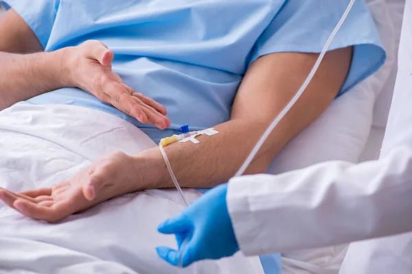 Paziente maschio nel concetto di trasfusione di sangue — Foto Stock