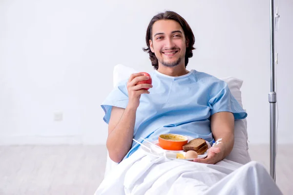 Mężczyzna jedzący jedzenie w szpitalu — Zdjęcie stockowe