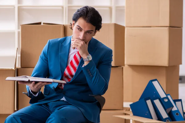 Junge hübsche Geschäftsfrau zieht an neuen Arbeitsplatz — Stockfoto