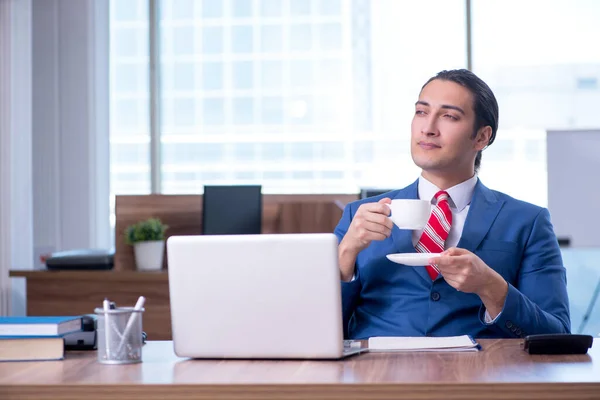 Junge hübsche Geschäftsmann sitzt im Büro — Stockfoto