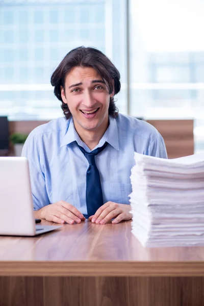 Giovane dipendente infelice con il lavoro eccessivo — Foto Stock