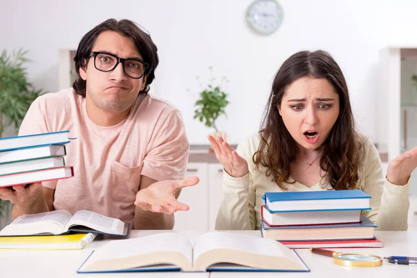 Estudantes se preparando para o exame juntos em casa — Fotografia de Stock