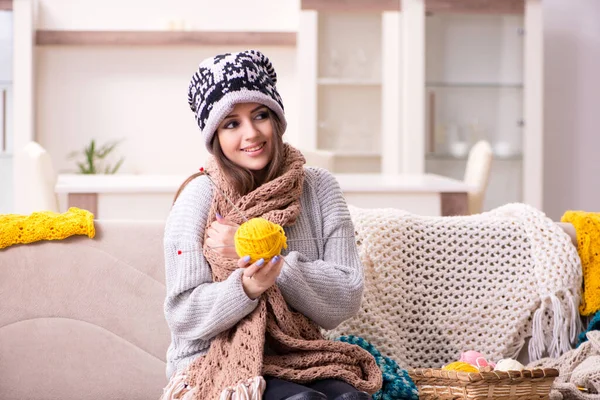 Junge schöne Frau strickt zu Hause — Stockfoto