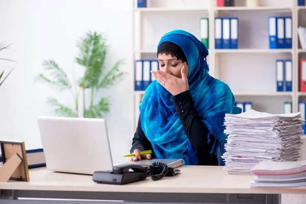 Funcionário feminino no hijab trabalhando no escritório — Fotografia de Stock