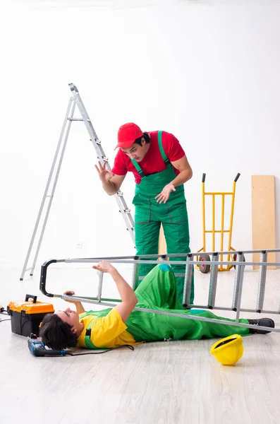 Trabalhador ferido e seu companheiro de trabalho — Fotografia de Stock