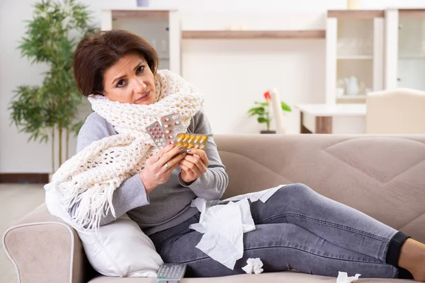 Kranke Frau mittleren Alters leidet zu Hause — Stockfoto