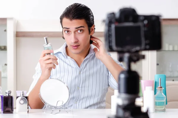 Młody przystojny mężczyzna nagrywając jego blog w higieny koncepcja — Zdjęcie stockowe