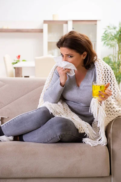 Zieke vrouw van middelbare leeftijd die thuis lijdt — Stockfoto