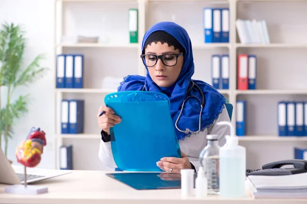 Vrouwelijke arts in hijab werkzaam in het ziekenhuis — Stockfoto