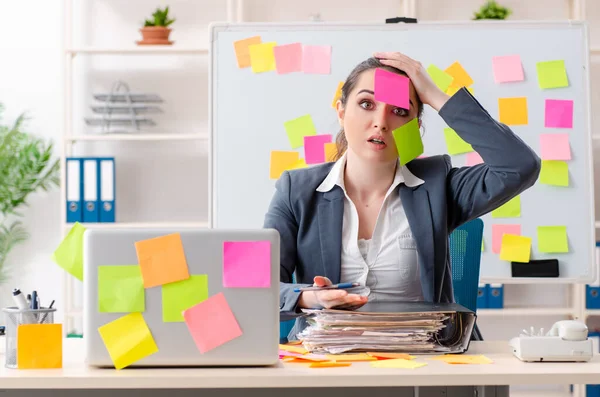 Junge Arbeitnehmerin in widersprüchlichem Prioritätenkonzept — Stockfoto