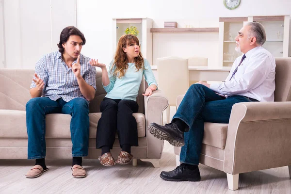 Pareja joven visitando al psicólogo médico experimentado — Foto de Stock