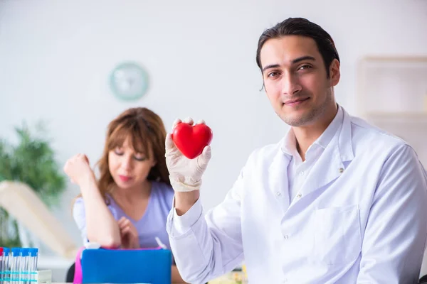 Hastane kliniğinde kan transfüzyonu — Stok fotoğraf